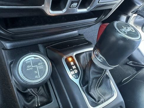 Used 2018 Jeep Wrangler Unlimited Sahara AWD/4WD image 31