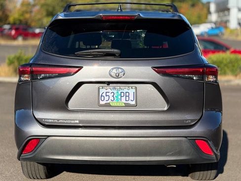 Used 2023 Toyota Highlander LE FWD image 4