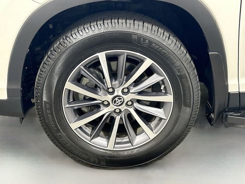 Used 2019 Toyota Highlander XLE FWD image 31