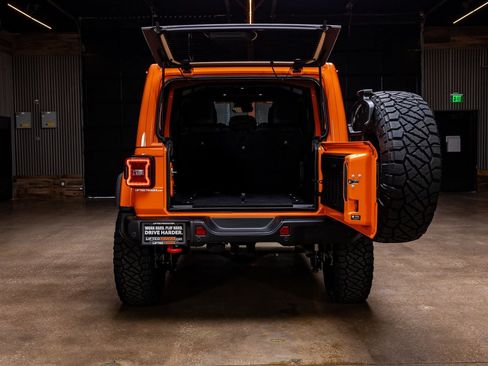Used 2025 Jeep Wrangler Unlimited Rubicon AWD/4WD image 9