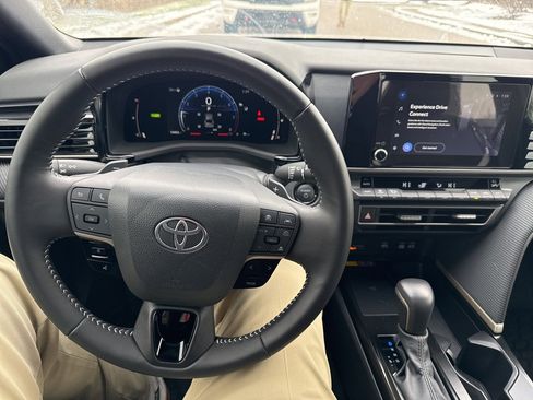 Used 2025 Toyota Camry SE w/ Convenience Package image 10