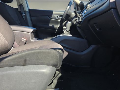 Used 2019 Nissan Rogue SV image 15