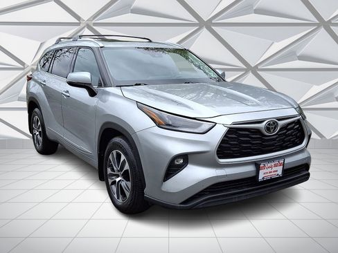 Used 2021 Toyota Highlander XLE AWD/4WD image 2