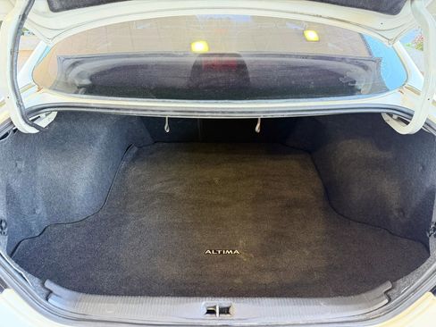 Used 2010 Nissan Altima 3.5 SR FWD image 22