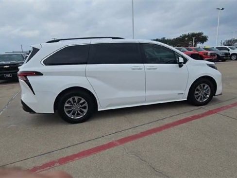 Used 2021 Toyota Sienna LE image 9