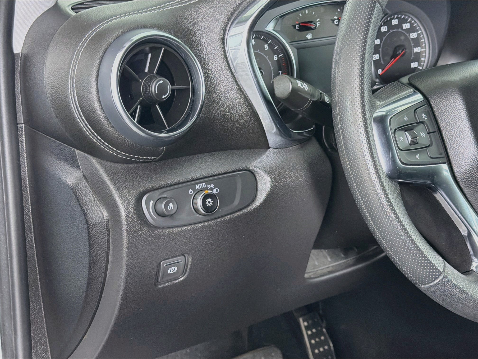 Used 2025 Chevrolet Blazer LT FWD image 16