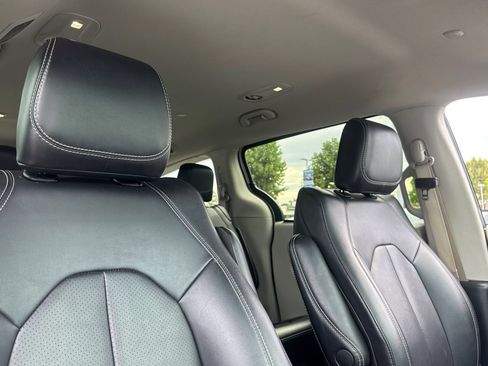 Used 2024 Chrysler Pacifica Touring-L FWD image 24