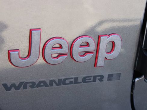 Used 2023 Jeep Wrangler Unlimited Rubicon w/ Cold Weather Group AWD/4WD image 10