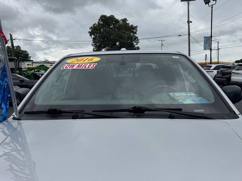 Used 2016 Nissan Frontier SV RWD image 11