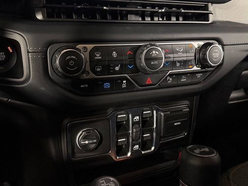 Used 2025 Jeep Wrangler Unlimited Sahara w/ Safety Group AWD/4WD image 17