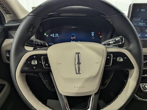 Used 2026 Lincoln Corsair Premiere image 17