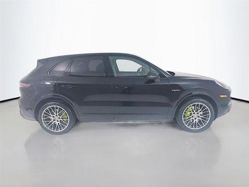 Certified 2022 Porsche Cayenne Platinum Edition image 27