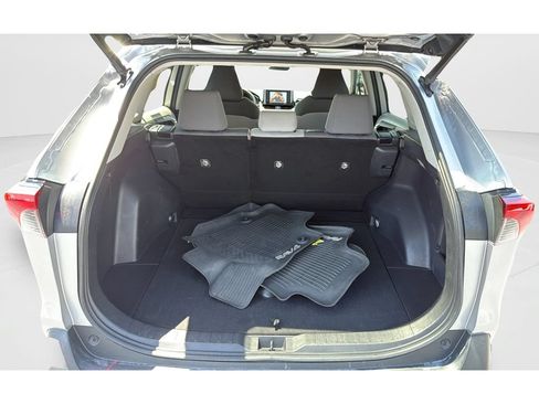 Used 2020 Toyota RAV4 XLE w/ Convenience Package FWD image 10