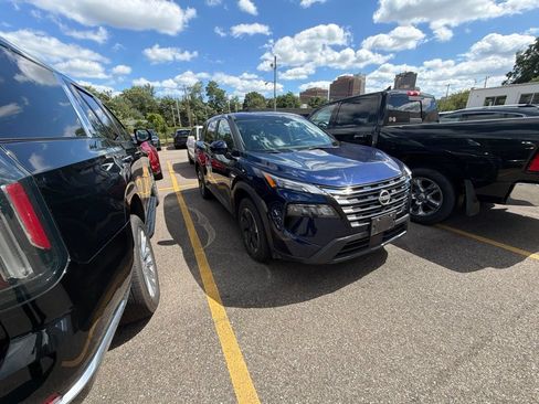 Used 2024 Nissan Rogue SV AWD/4WD image 5