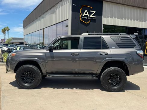 Used 2017 Toyota 4Runner SR5 AWD/4WD image 9