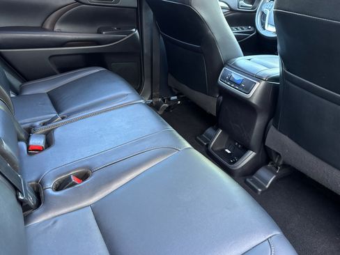 Used 2019 Toyota Highlander XLE w/ Carpet Mat Package (TMS) AWD/4WD image 34
