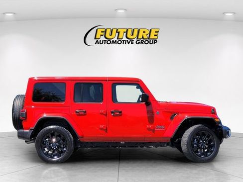 Used 2025 Jeep Wrangler Unlimited Sahara w/ Safety Group AWD/4WD image 9