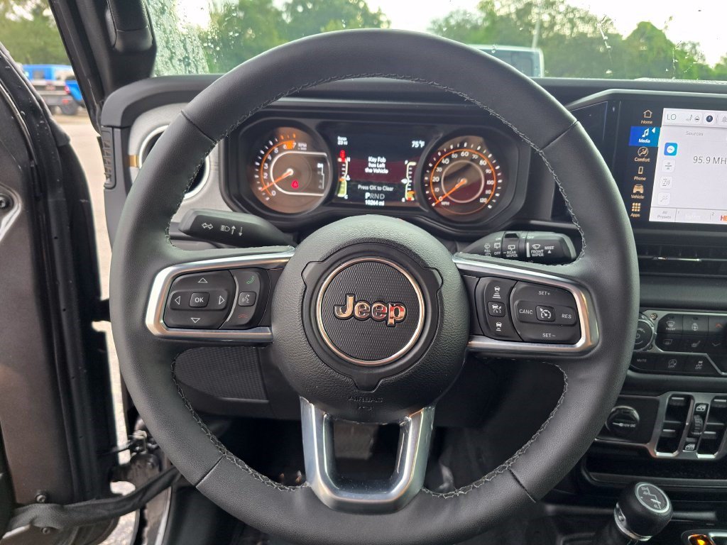 Used 2026 Jeep Wrangler Unlimited Sahara AWD/4WD image 40