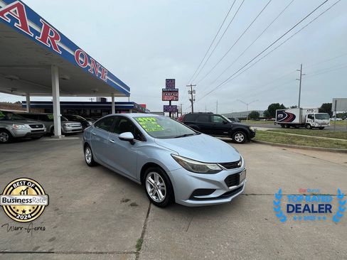 Used 2017 Chevrolet Cruze LT w/ Convenience Package FWD image 1