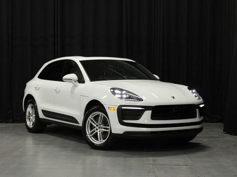 Certified 2025 Porsche Macan AWD/4WD image 4