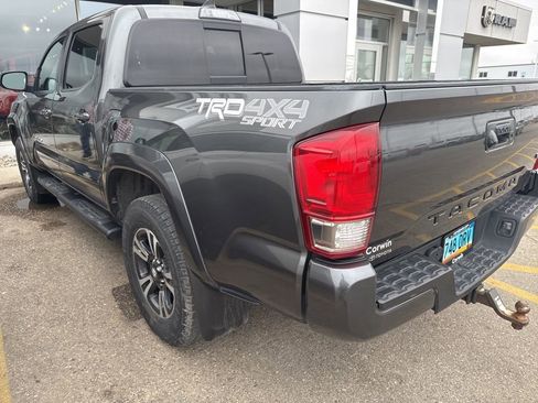 Used 2017 Toyota Tacoma TRD Sport image 5