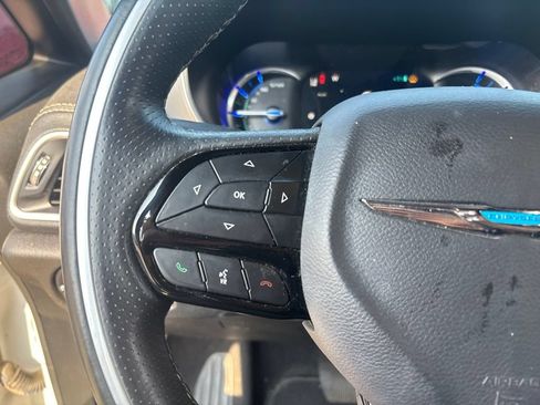 Used 2021 Chrysler Pacifica Limited w/ Uconnect Theater Family Group FWD image 12