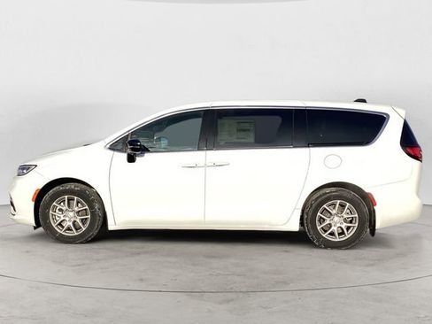 New 2026 Chrysler Pacifica Select image 2
