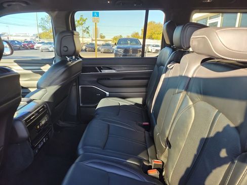 Used 2022 Jeep Wagoneer Series III image 9