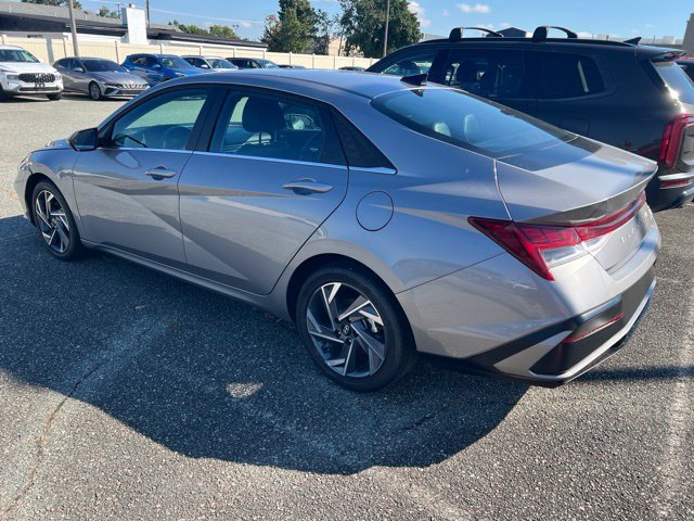 Used 2025 Hyundai Elantra Limited FWD image 3