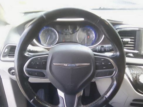 Used 2019 Chrysler Pacifica Touring-L FWD image 8