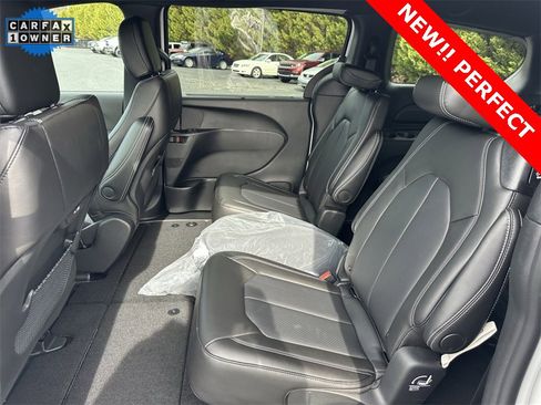 Used 2025 Chrysler Pacifica Select image 18