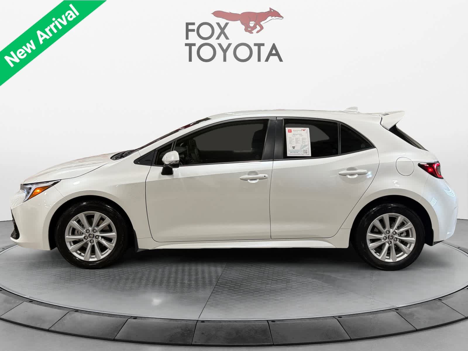 Used 2025 Toyota Corolla SE w/ SE Package FWD image 3