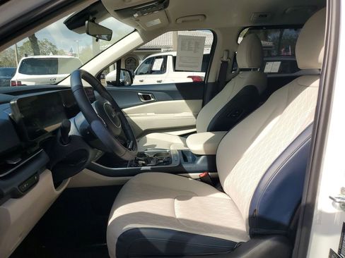 Used 2025 Kia Carnival EX image 15