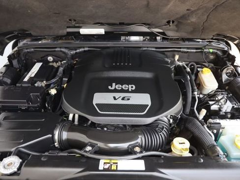 Used 2016 Jeep Wrangler Unlimited Rubicon w/ Connectivity Group AWD/4WD image 26