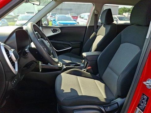 Used 2023 Kia Soul LX w/ LX Technology Package FWD image 17