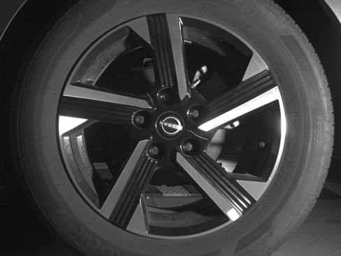 Used 2025 Nissan Sentra SV FWD image 14