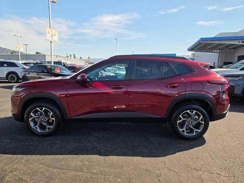 Used 2025 Chevrolet Trax LT FWD image 12
