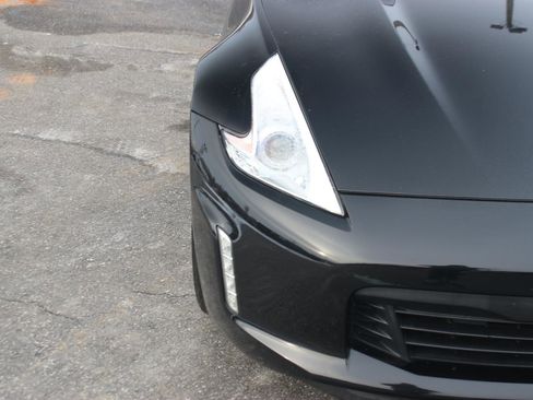 Used 2016 Nissan 370Z w/ Sport Package image 9