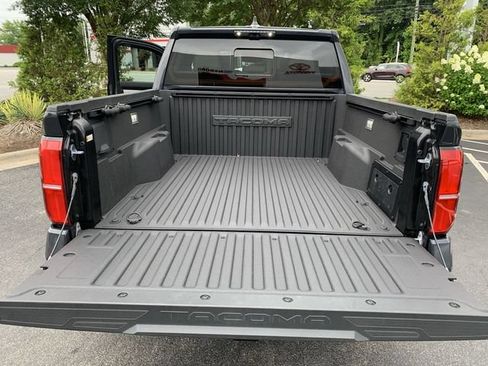 Used 2025 Toyota Tacoma Limited AWD/4WD image 34