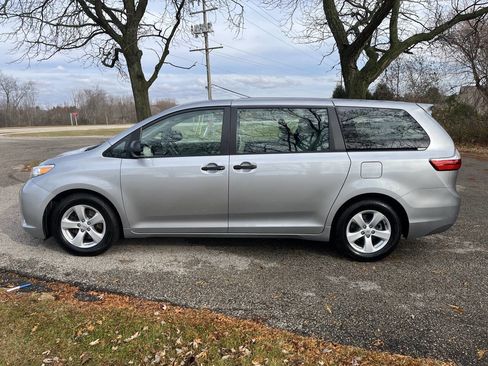 Used 2016 Toyota Sienna L image 2