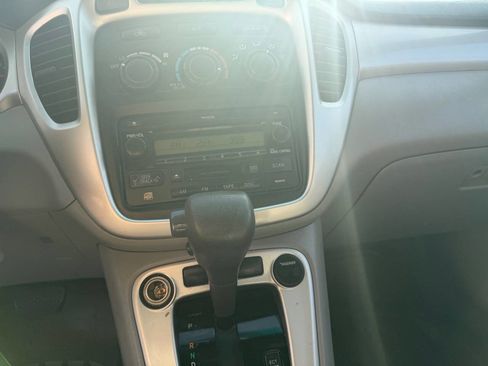 Used 2005 Toyota Highlander 4WD V6 w/ 3rd Row image 9