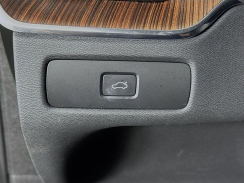 Used 2025 Volvo XC60 B5 Plus w/ Protection Package Premier image 11