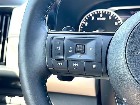 Used 2025 Nissan Pathfinder SL FWD image 31