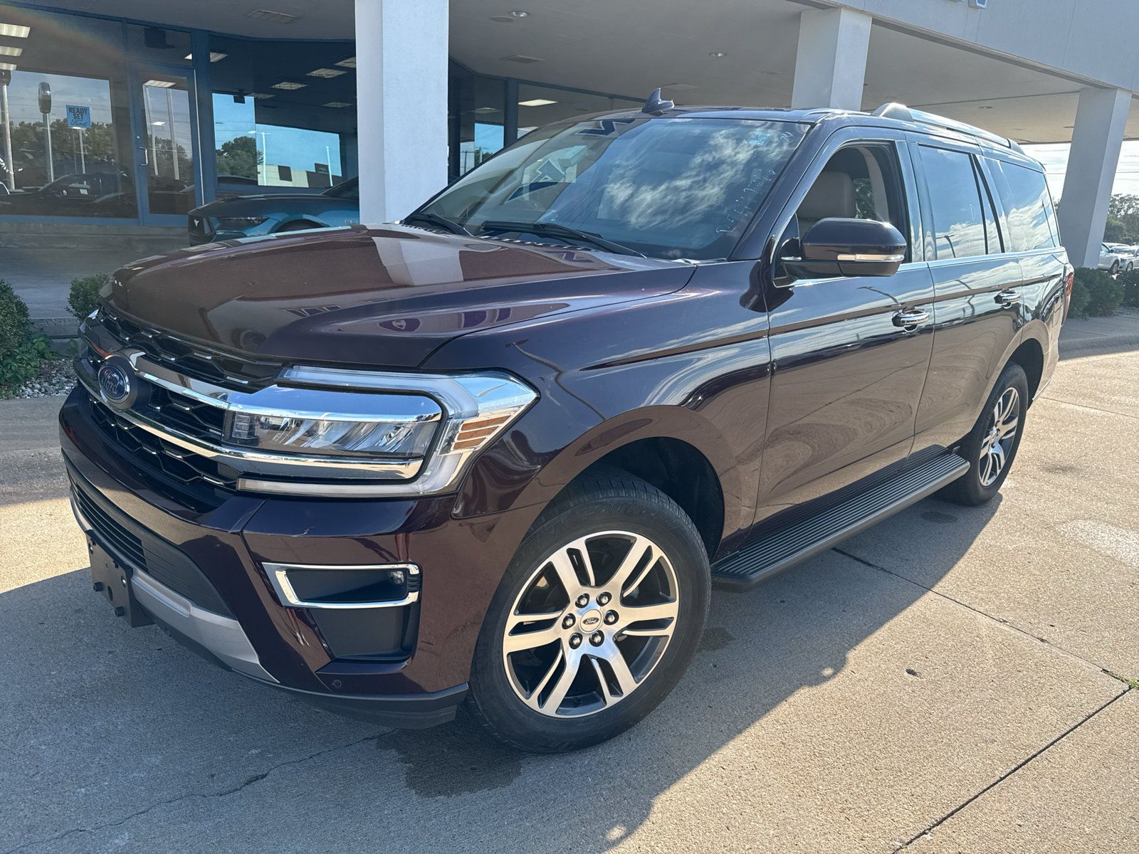 Used 2024 Ford Expedition Limited AWD/4WD image 2