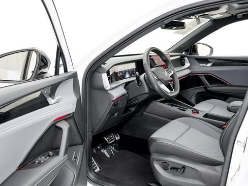 Used 2025 Volkswagen Tiguan SE R-Line AWD/4WD image 7