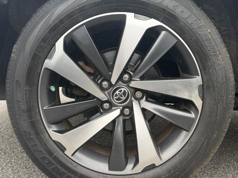 Used 2017 Toyota RAV4 XLE FWD image 35