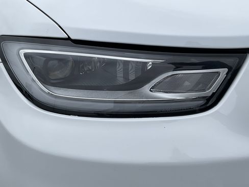 Used 2024 Chrysler Pacifica Select image 12