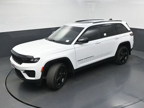 Used 2022 Jeep Grand Cherokee Altitude AWD/4WD image 35