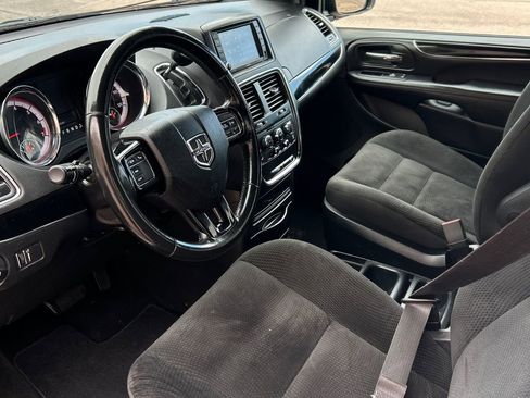 Used 2019 Dodge Grand Caravan SE image 9
