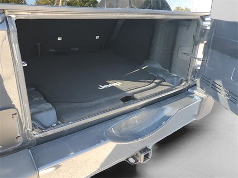 Used 2017 Jeep Wrangler Unlimited Sahara w/ Max Tow Package image 7